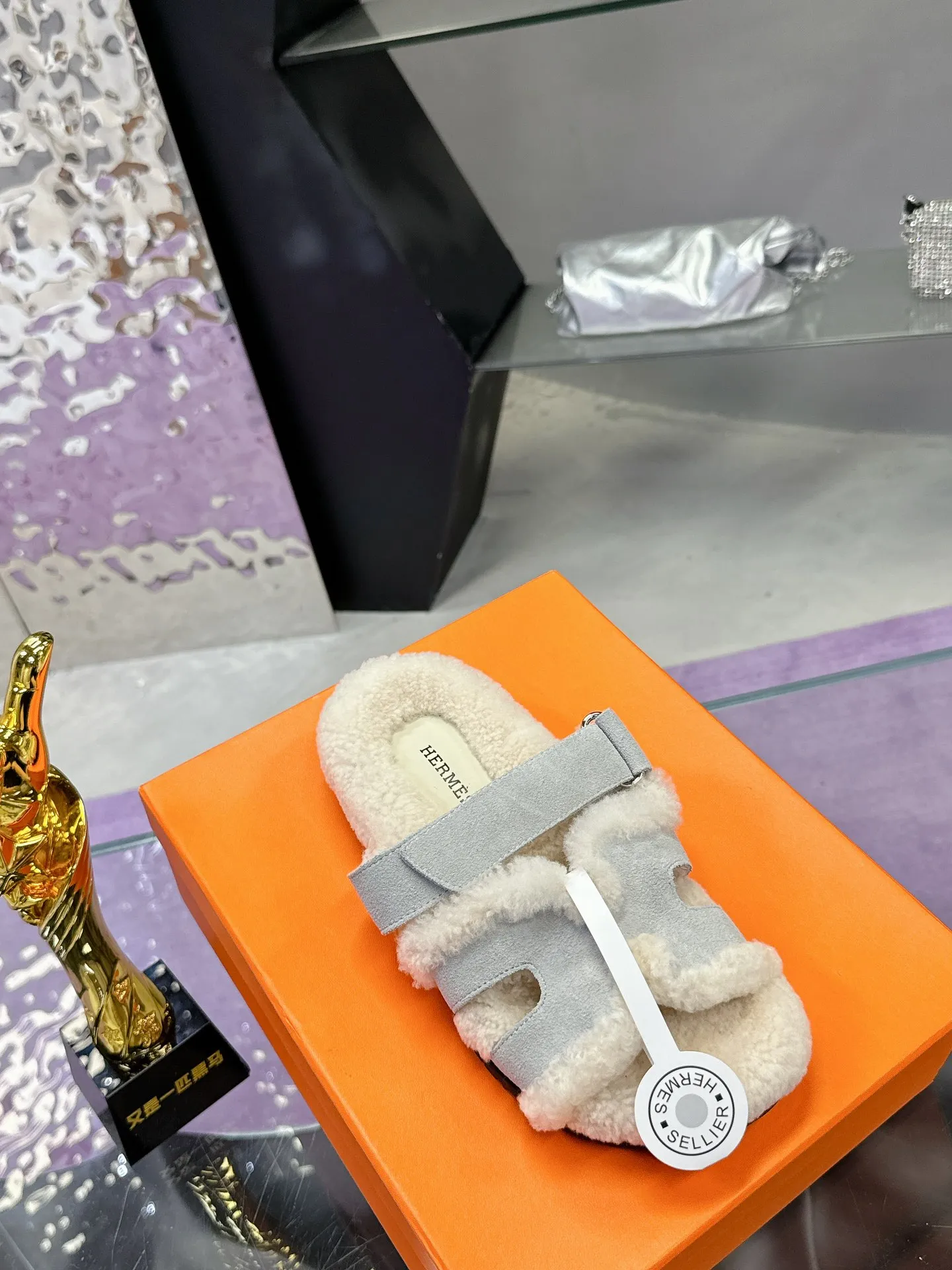 Factory price: 500💰 HERMES💗Ai Ma’s classic hot style second uncle🐑wool mop🆕 is coming. A must-have item for autumn and winter ✅ Versatile and fashionable at home and out on the street 🍀The colors are extremely colorful! Walking Tuscany! T men's shoes 💰R non-slip outsole super light ️ super comfortable on the feet without any binding feeling I can't stop drinking coffee ☕ my second uncle's slippers I can't take off Size number: 35-40 (41 made to order, non-refundable)